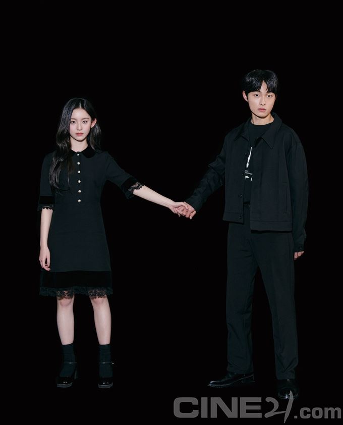 《殭尸校园》情侣cp画报！班长&罗门超甜❤️