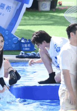 蔡徐坤对王嘉尔「摸头杀」《偶像练习生》：师生cp“