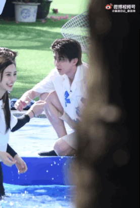 蔡徐坤对王嘉尔「摸头杀」《偶像练习生》：师生cp“