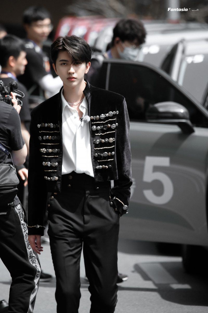 《奔跑吧9》蔡徐坤王子造型！太帅！【路透图】