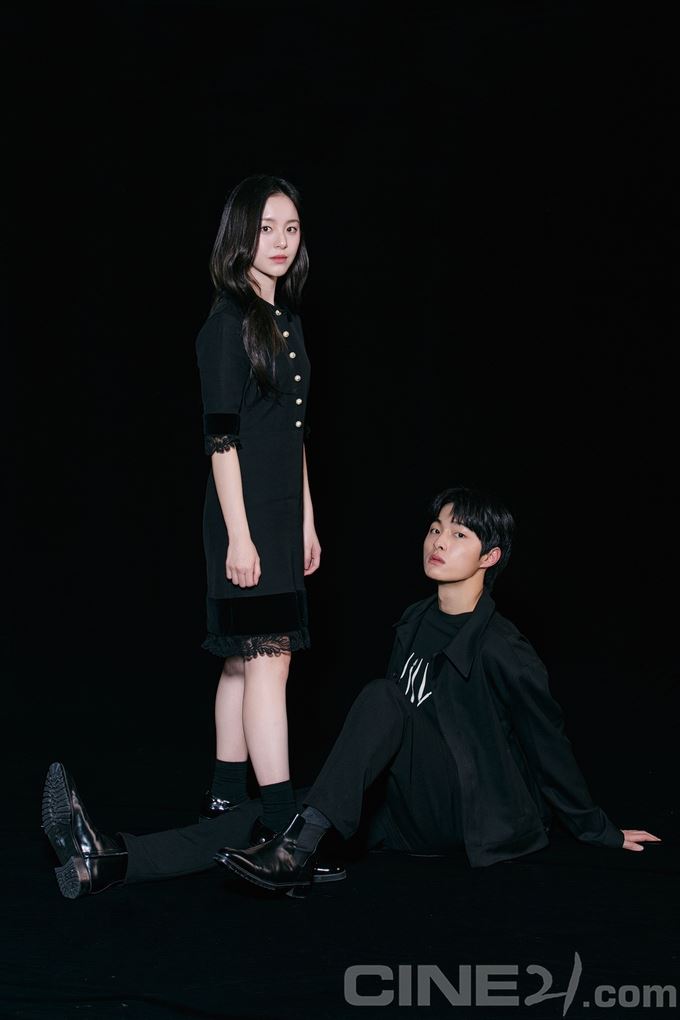 《殭尸校园》情侣cp画报！班长&罗门超甜❤️