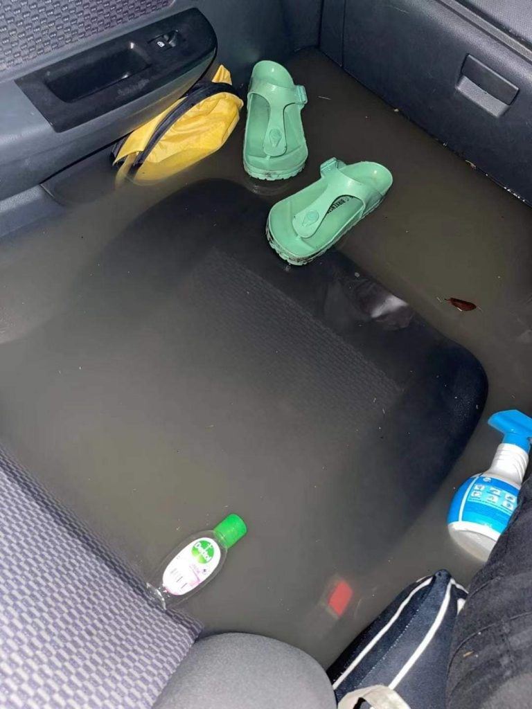 巴生有史以来最严重的水灾！大断电 雨水潜入屋内