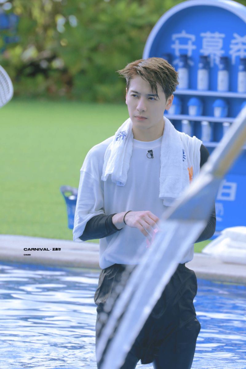 蔡徐坤对王嘉尔「摸头杀」《偶像练习生》：师生cp“