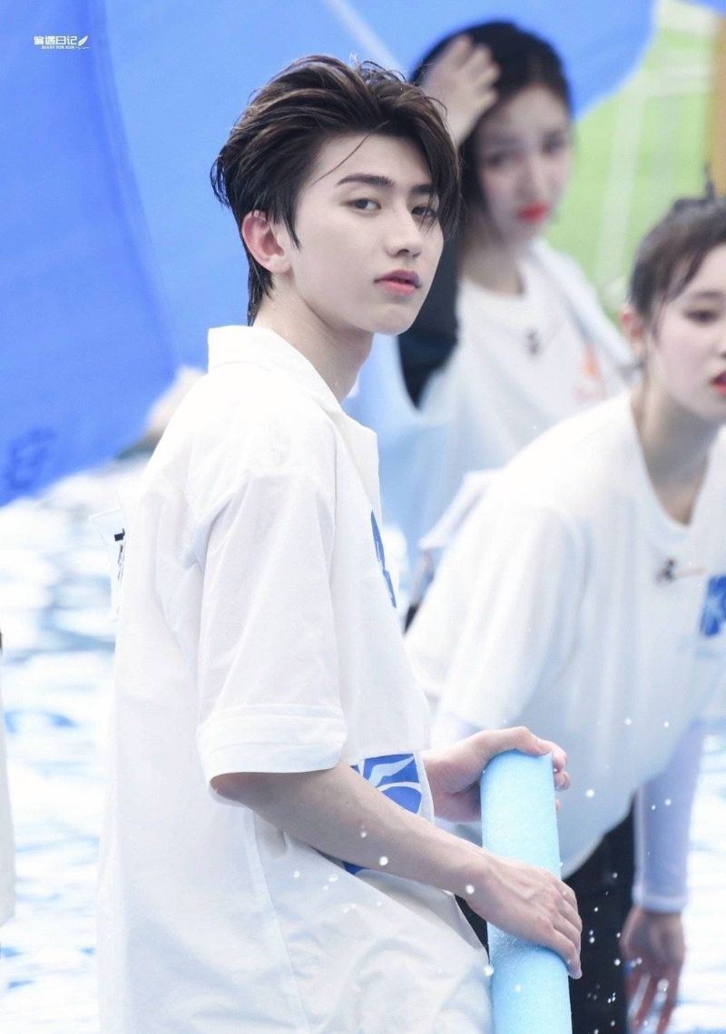 蔡徐坤对王嘉尔「摸头杀」《偶像练习生》：师生cp“