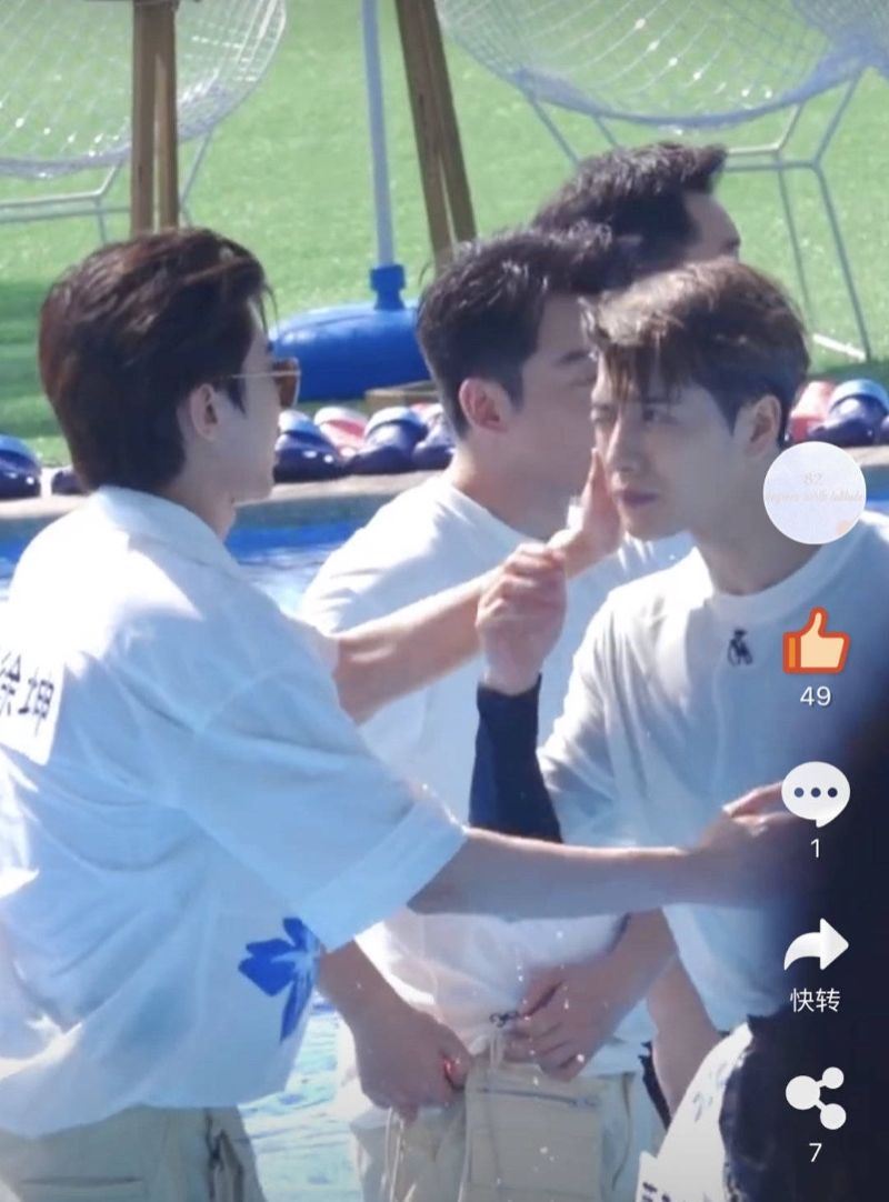 蔡徐坤对王嘉尔「摸头杀」《偶像练习生》：师生cp“