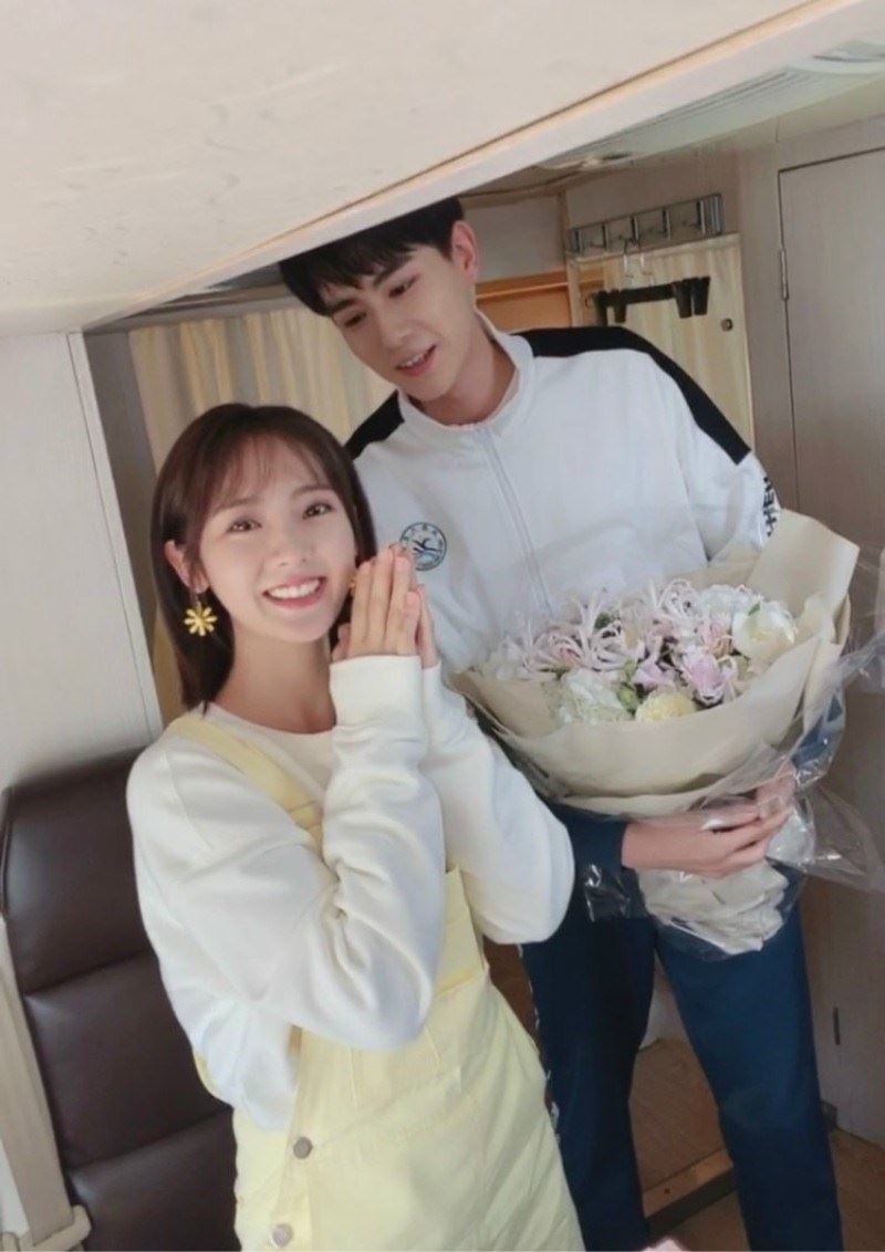 胡一天现身邢菲生日直播！送上花束+3千万！😍