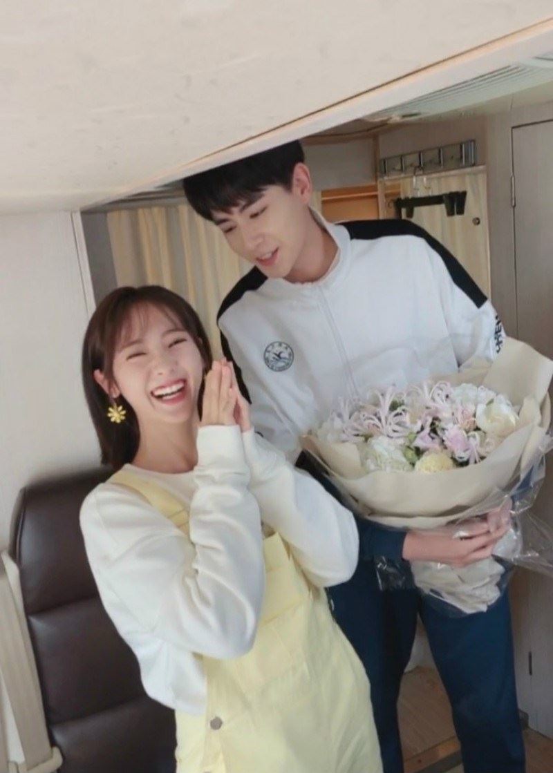 胡一天现身邢菲生日直播！送上花束+3千万！😍