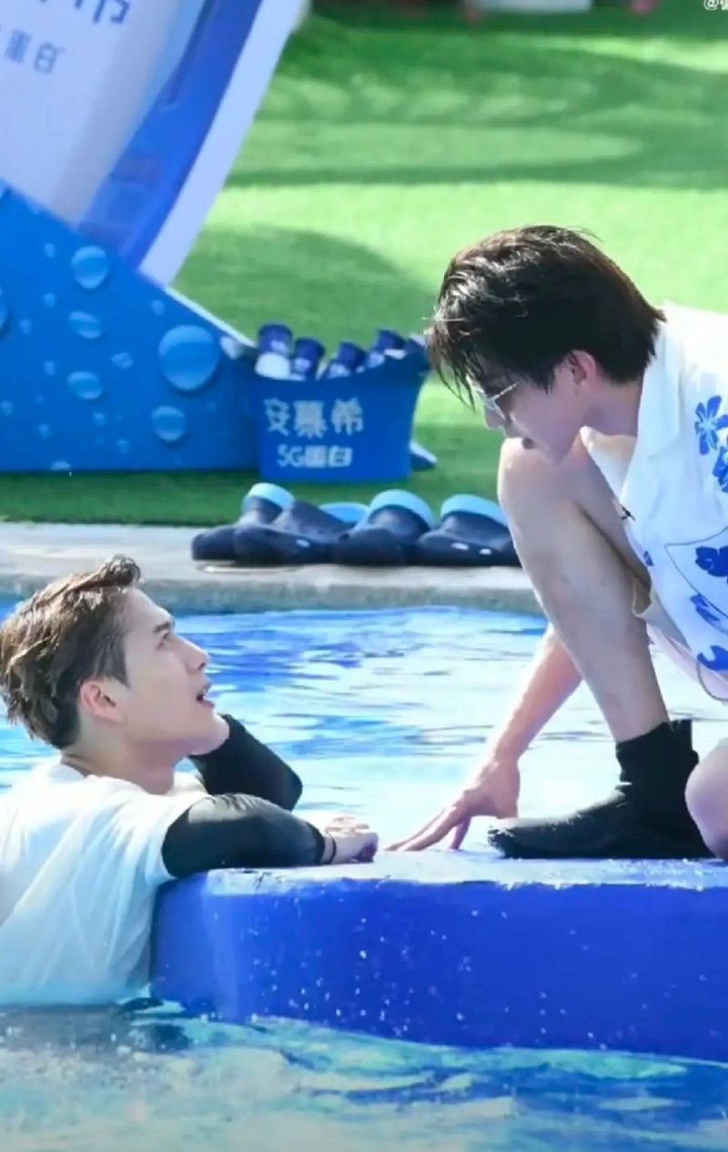 蔡徐坤对王嘉尔「摸头杀」《偶像练习生》：师生cp“