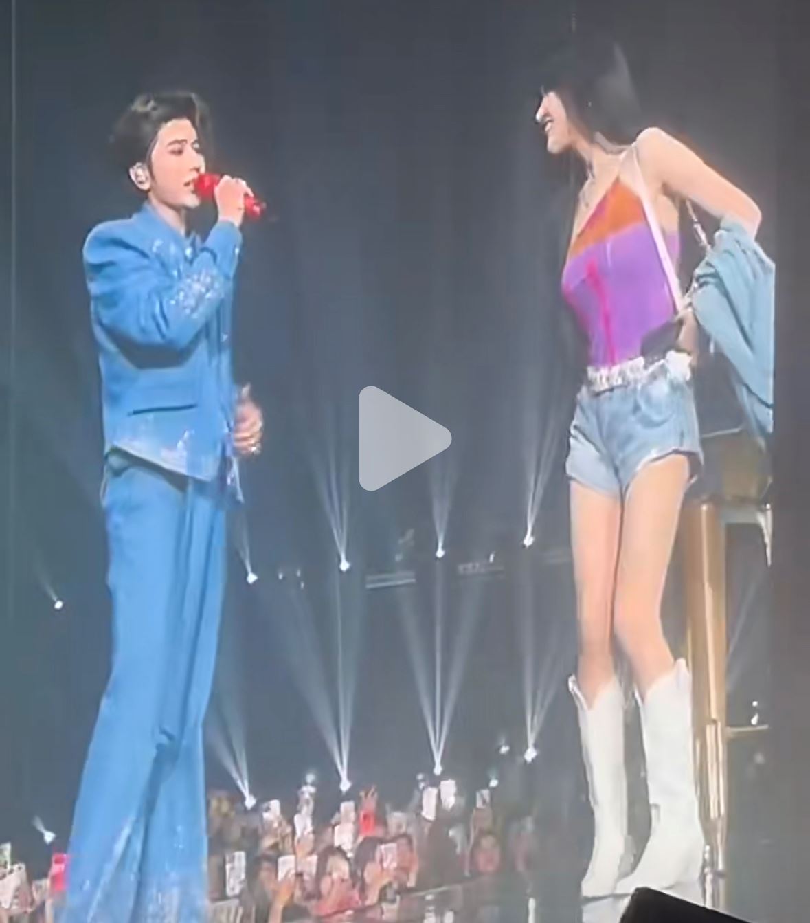 蔡徐坤演唱会粉丝福利！拥抱、十指紧扣...狂送福利