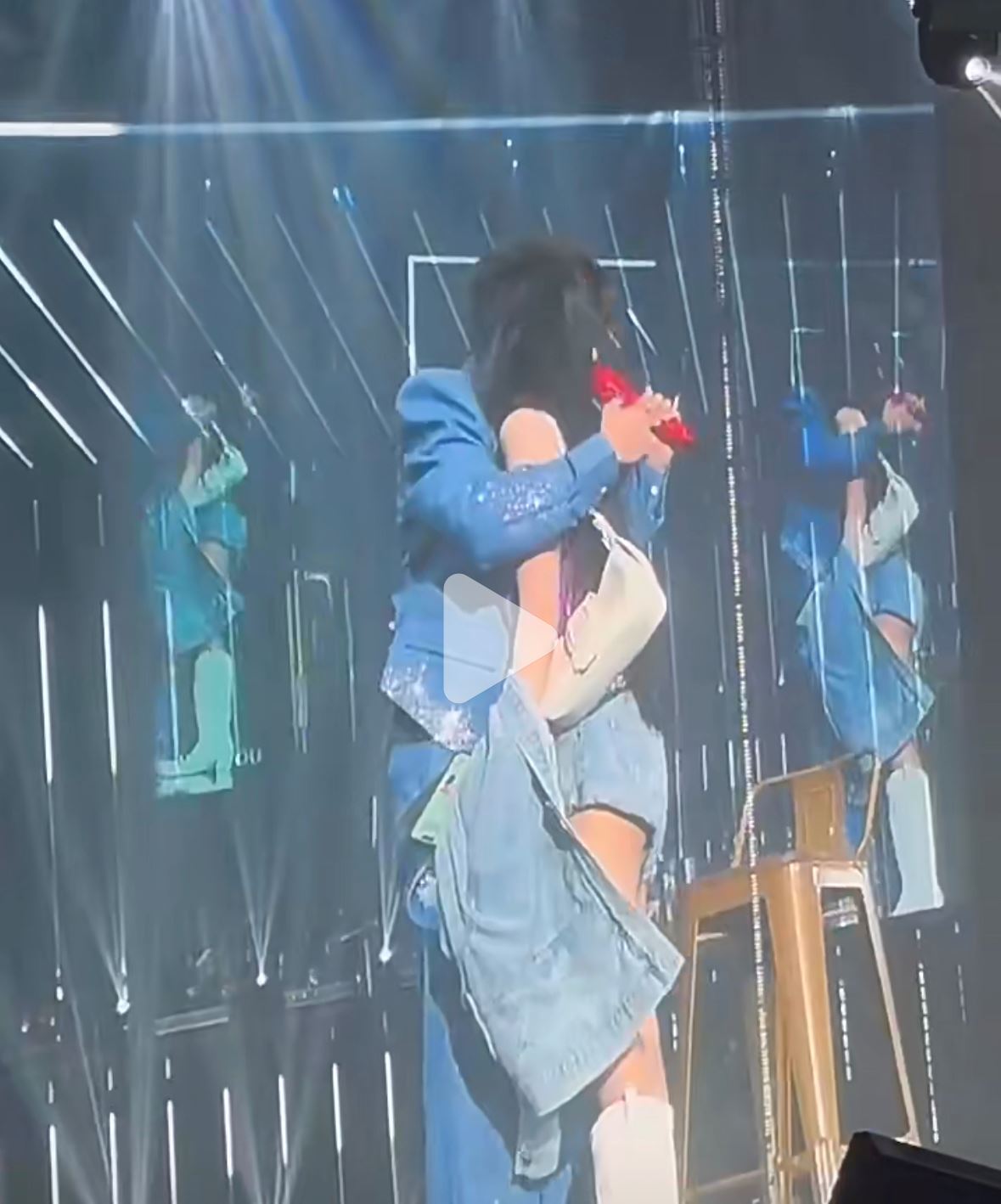 蔡徐坤演唱会粉丝福利！拥抱、十指紧扣...狂送福利