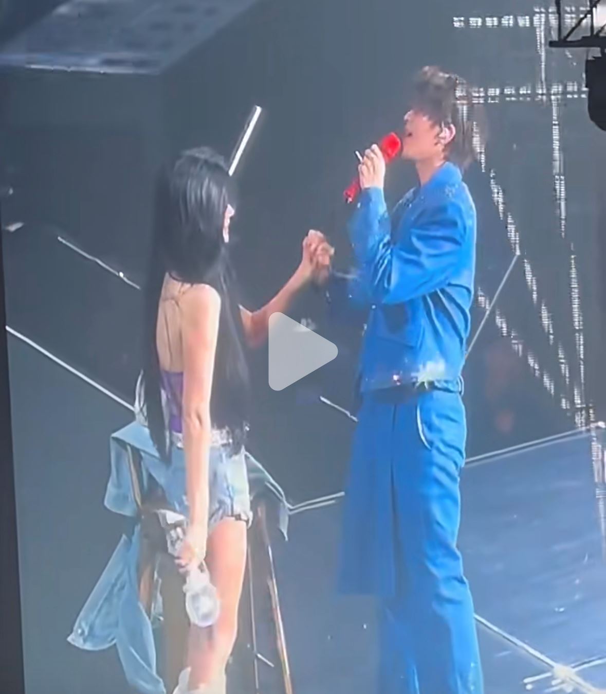 蔡徐坤演唱会粉丝福利！拥抱、十指紧扣...狂送福利