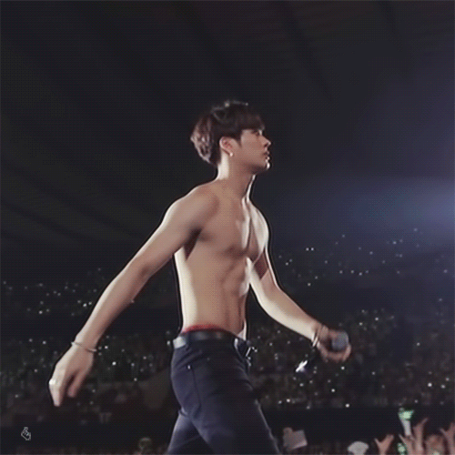 【影片】王嘉尔在引人犯罪！演唱会直接脱了，肌肉炸裂！｜goxuan