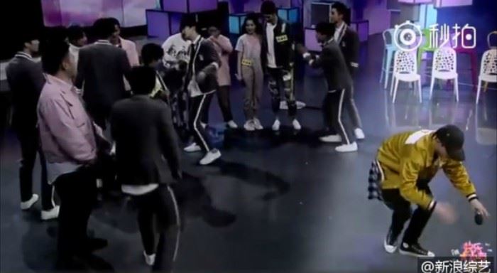 《偶像练习生》全民制作人张艺兴：balance是练出来的！ 录制空档时自己却独自在一旁练舞 ｜ goxuan