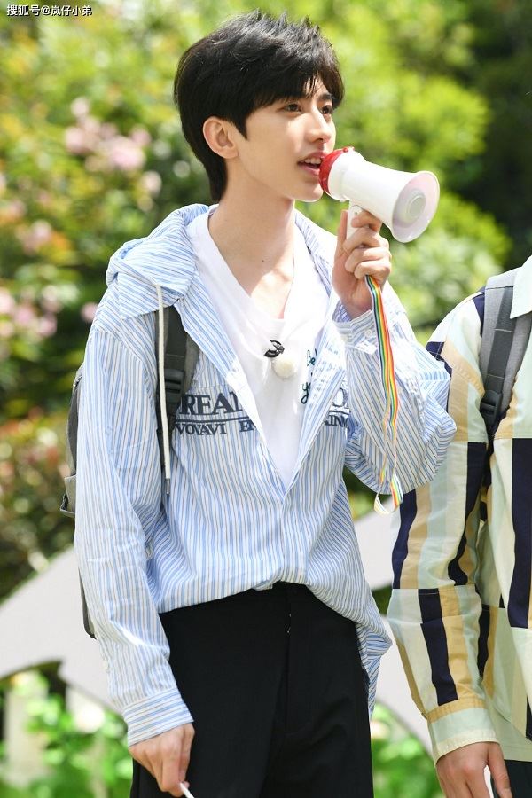 《跑男》孟美岐 & 蔡徐坤首次同框！首代男女团c位！