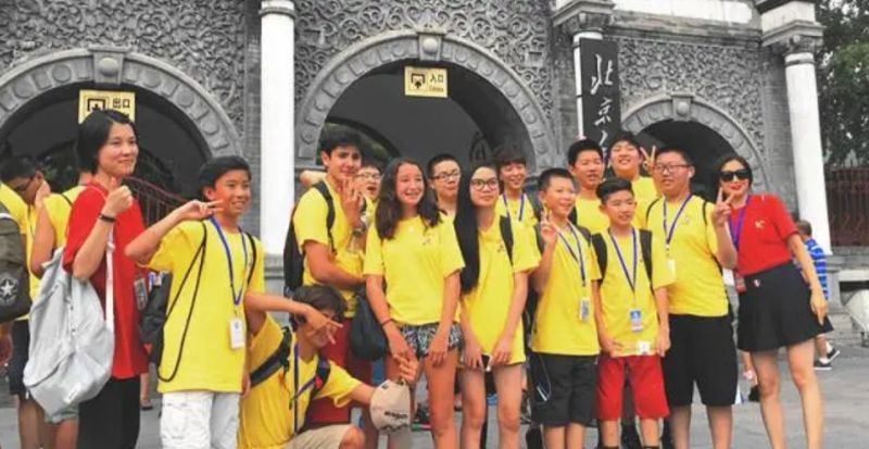 小时候肉肉的tony余景天！15岁当《中国新歌声》海选评审