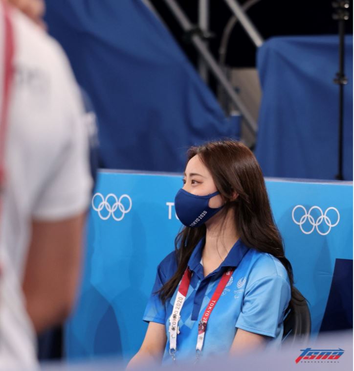 【东京奥运】场外工作人员瞬间爆红！长得太漂亮！