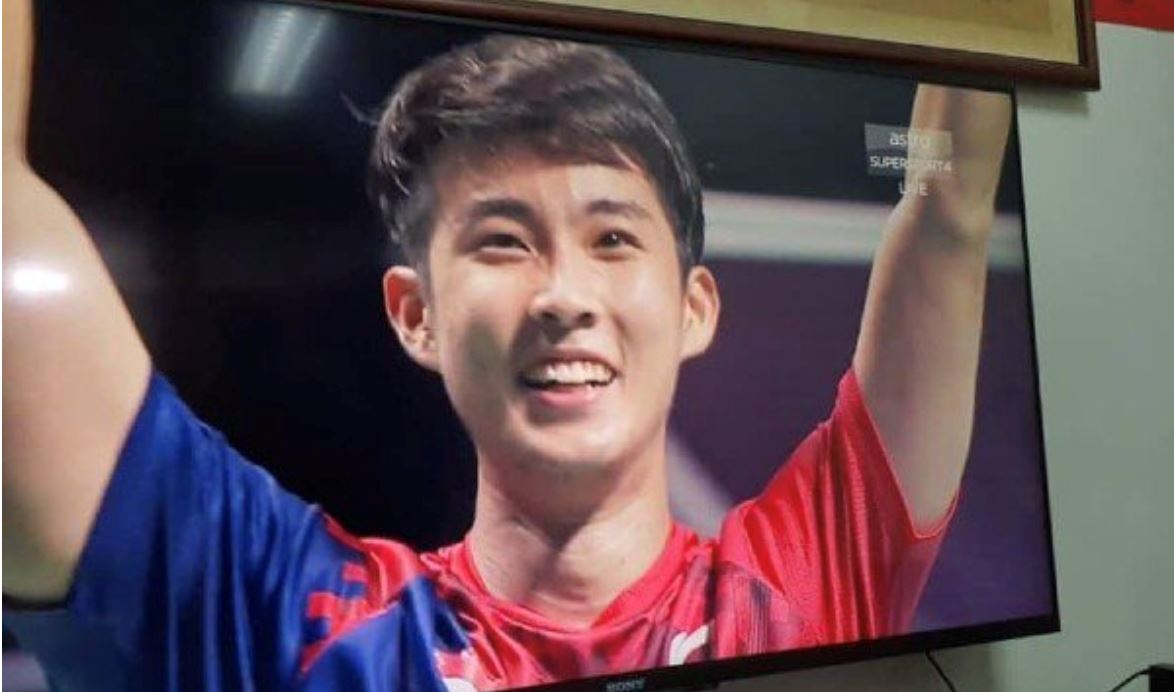 骆建佑夺男单冠军！在槟城的父母激动相拥❤️