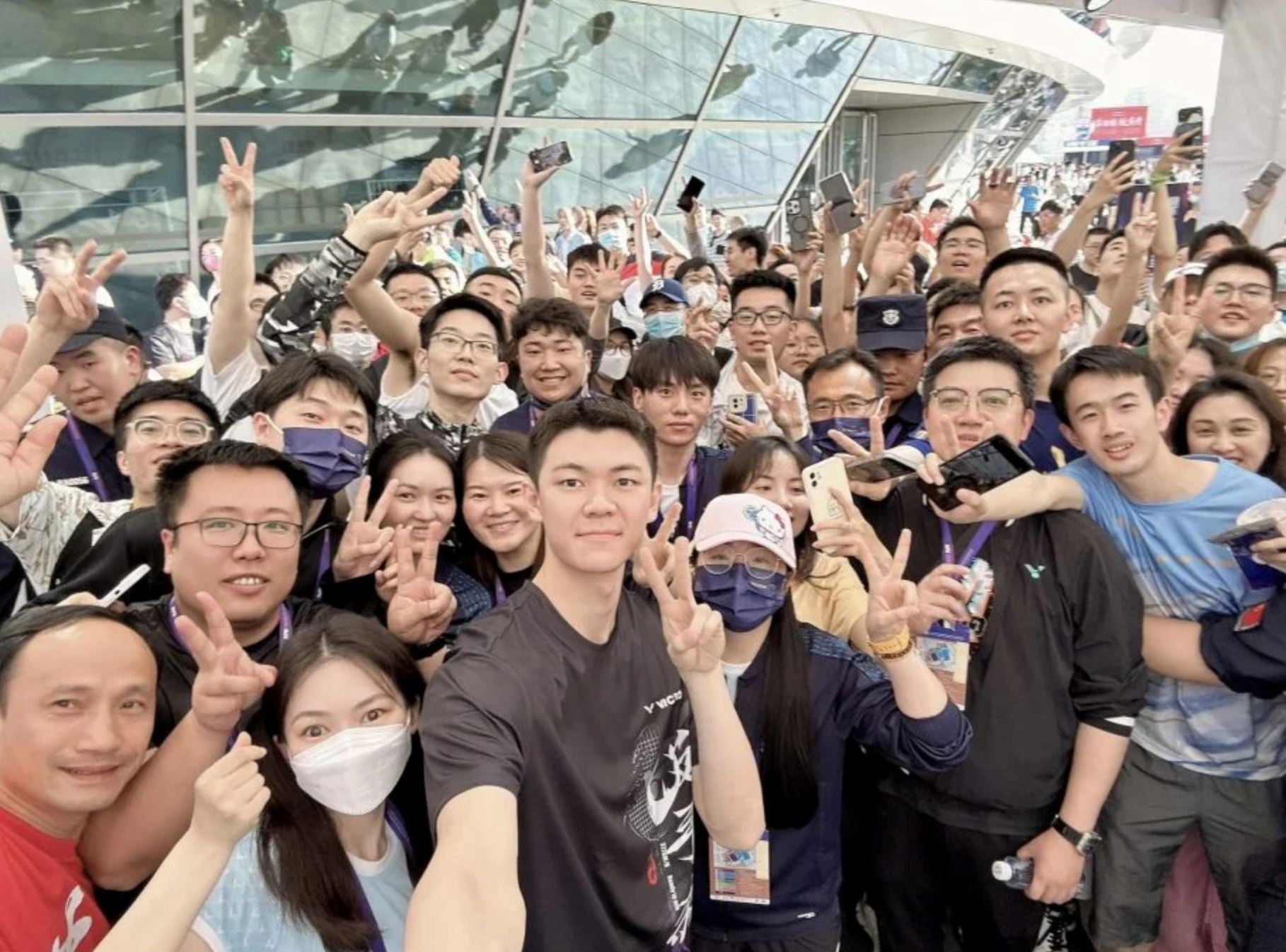 李梓嘉在中国人气爆棚！球迷挤爆签名会 