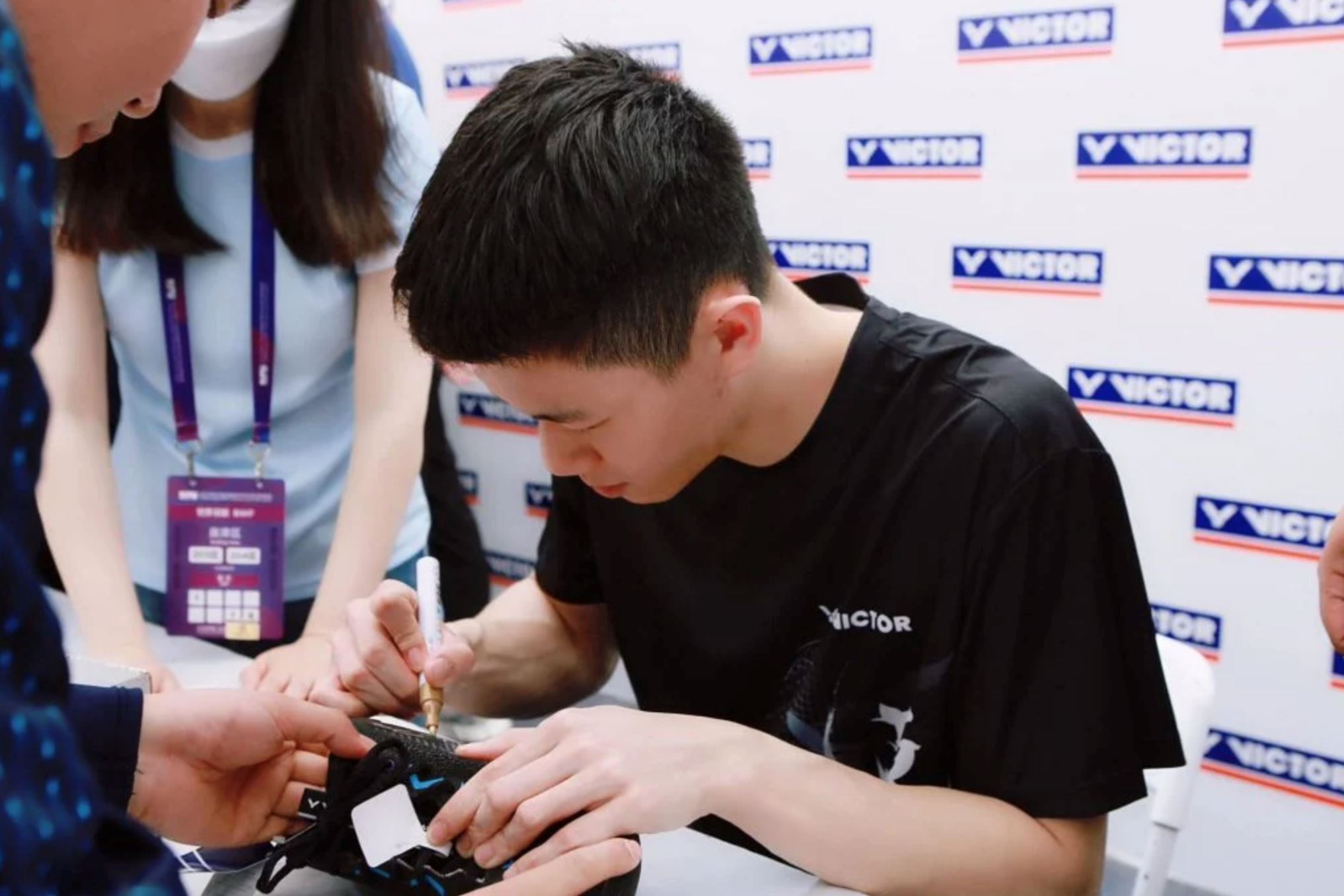 李梓嘉在中国人气爆棚！球迷挤爆签名会 