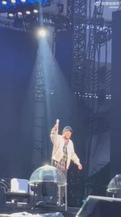 薛之谦演唱会退票赔偿粉丝!高烧39度唱不了⚠️