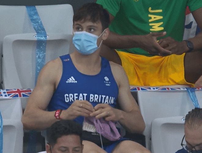 英国跳水王子为大马泳后张俊虹「编织开衫」太暖了～