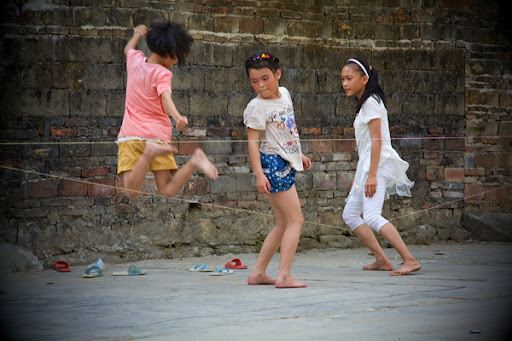 大马版《鱿鱼游戏》🇲🇾 橡皮筋跳绳、橡皮、东南西北…