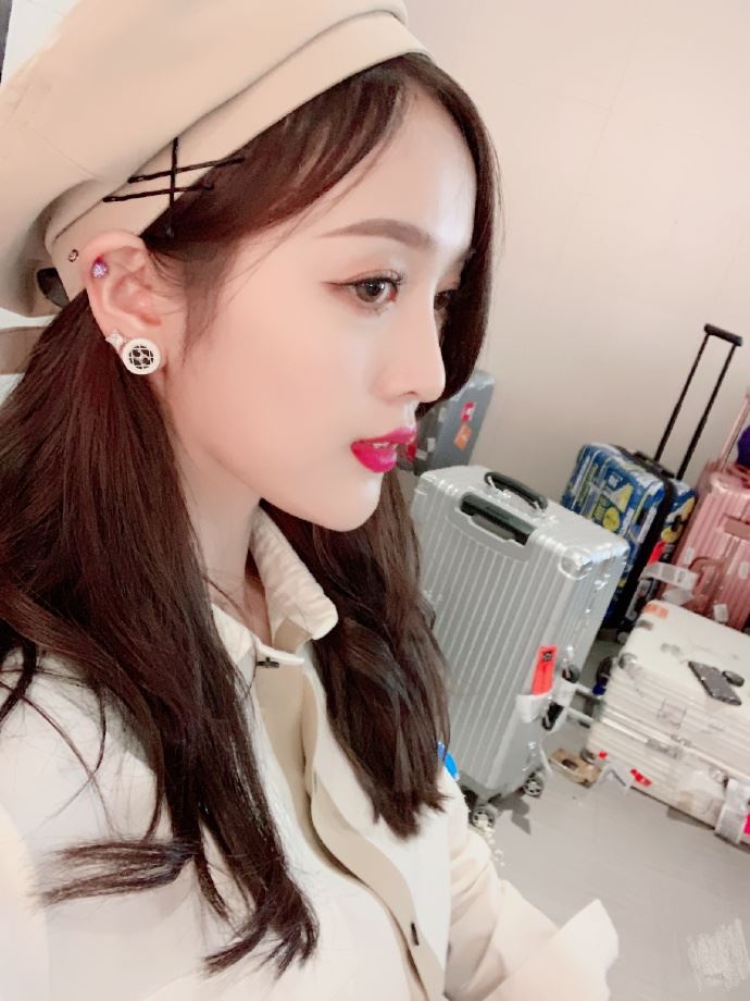 吴宣仪晒美照！侧脸超精致