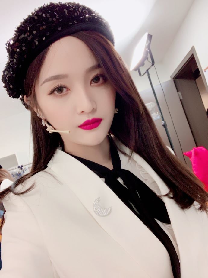 吴宣仪晒美照！侧脸超精致