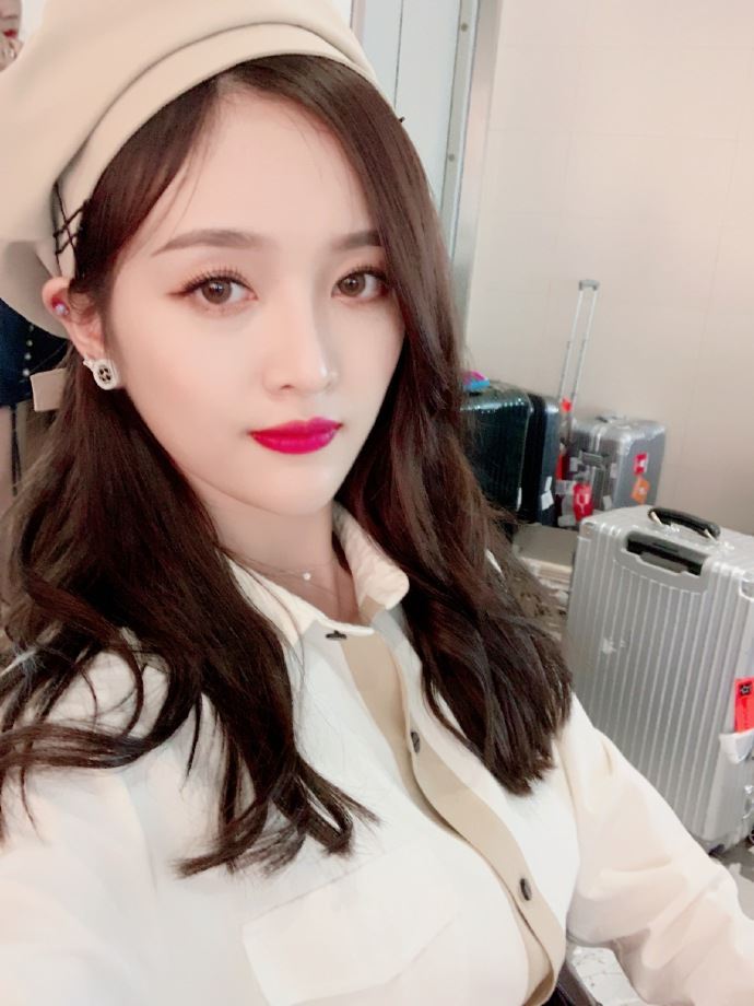 吴宣仪晒美照！侧脸超精致