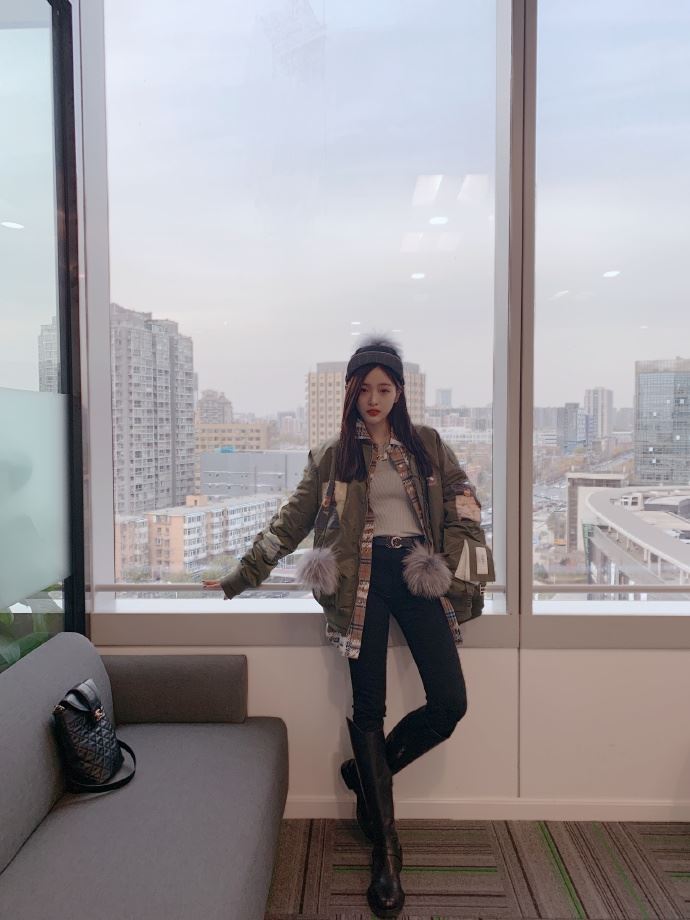 吴宣仪晒美照！侧脸超精致