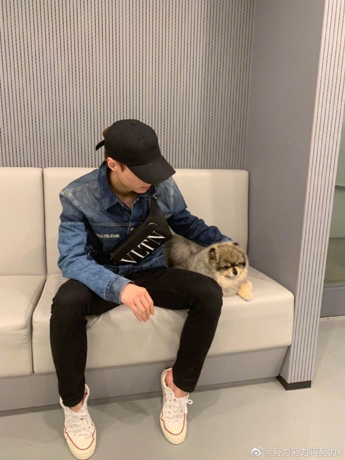 张艺兴疯狂更新微博！秀肌肉自拍照，粉丝看了喷鼻血！｜goxuan