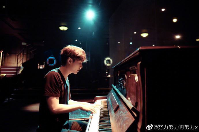 张艺兴疯狂更新微博！秀肌肉自拍照，粉丝看了喷鼻血！｜goxuan