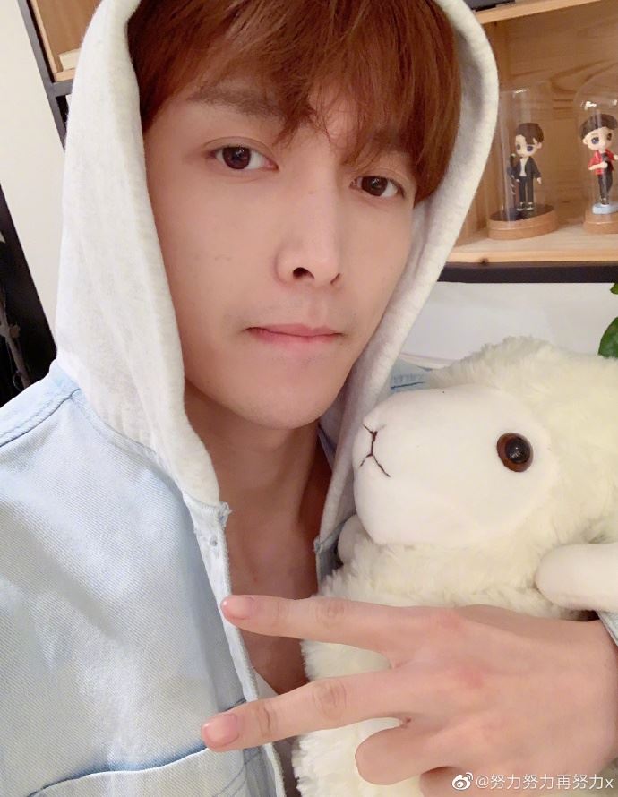 张艺兴疯狂更新微博！秀肌肉自拍照，粉丝看了喷鼻血！｜goxuan