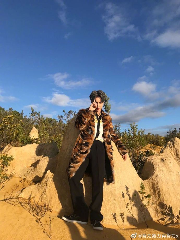 张艺兴疯狂更新微博！秀肌肉自拍照，粉丝看了喷鼻血！｜goxuan