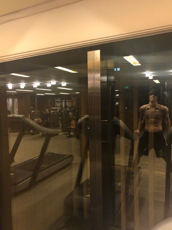 张艺兴疯狂更新微博！秀肌肉自拍照，粉丝看了喷鼻血！｜goxuan