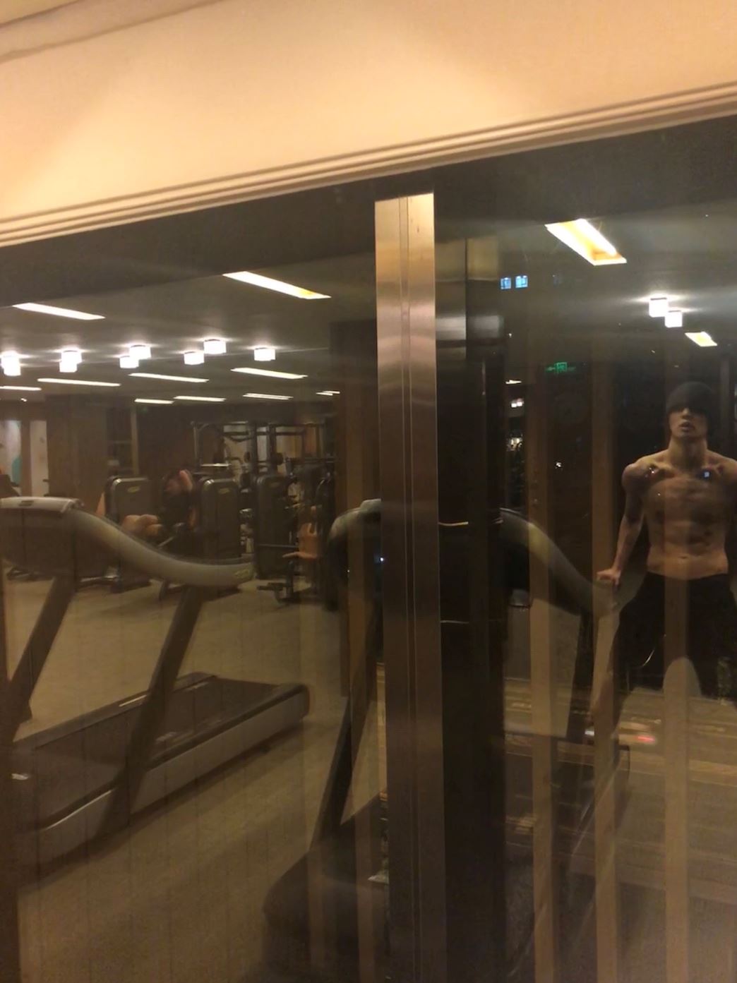 张艺兴疯狂更新微博！秀肌肉自拍照，粉丝看了喷鼻血！｜goxuan