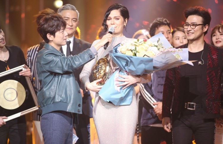 《歌手》总决赛邓紫棋帮唱华晨宇 黑裙侧面高衩开到腰 网友：没穿内裤？｜goxuan