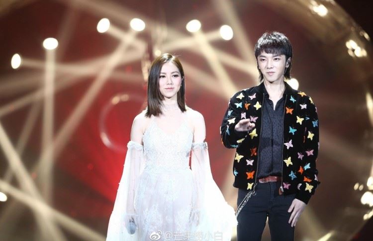 《歌手》总决赛邓紫棋帮唱华晨宇 黑裙侧面高衩开到腰 网友：没穿内裤？｜goxuan