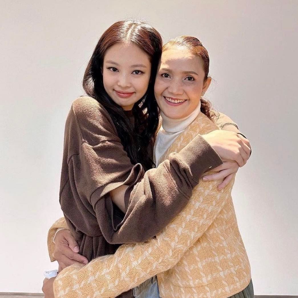 lisa妈妈和blackpink全员合照！追星的妈妈❤️