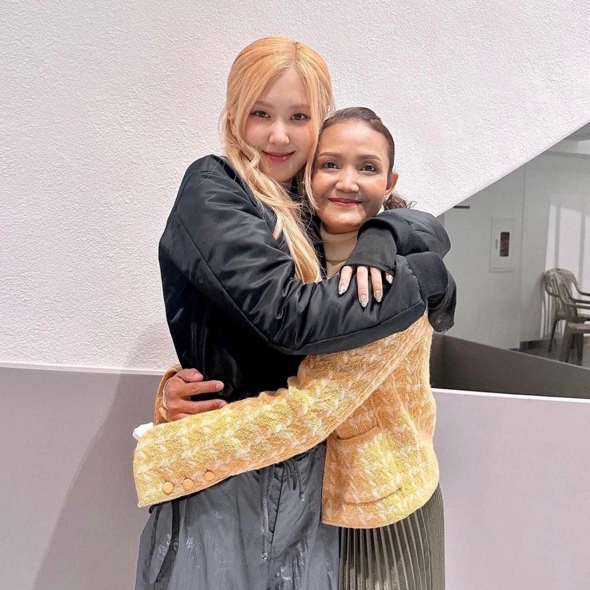 lisa妈妈和blackpink全员合照！追星的妈妈❤️