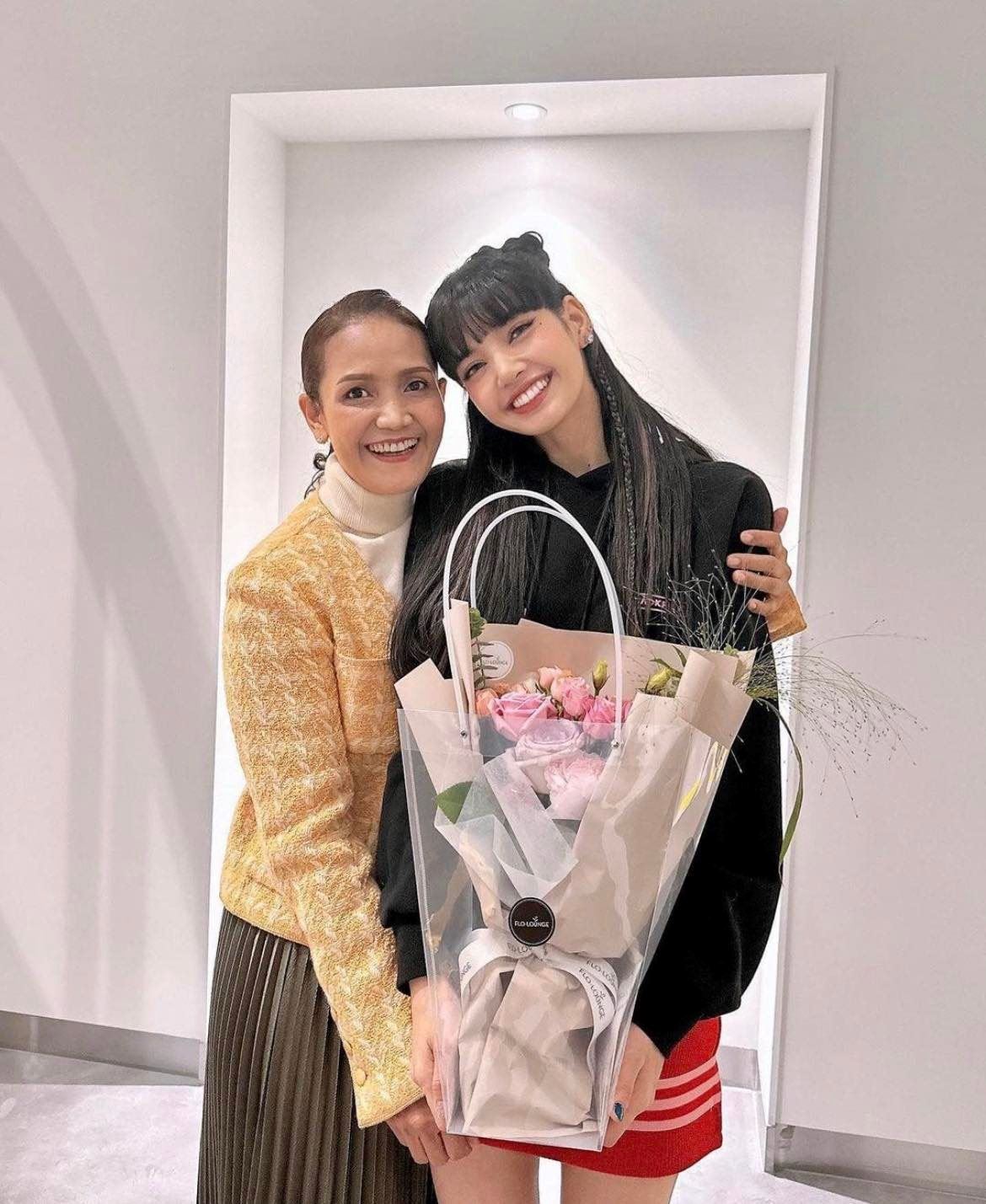 lisa妈妈和blackpink全员合照！追星的妈妈❤️