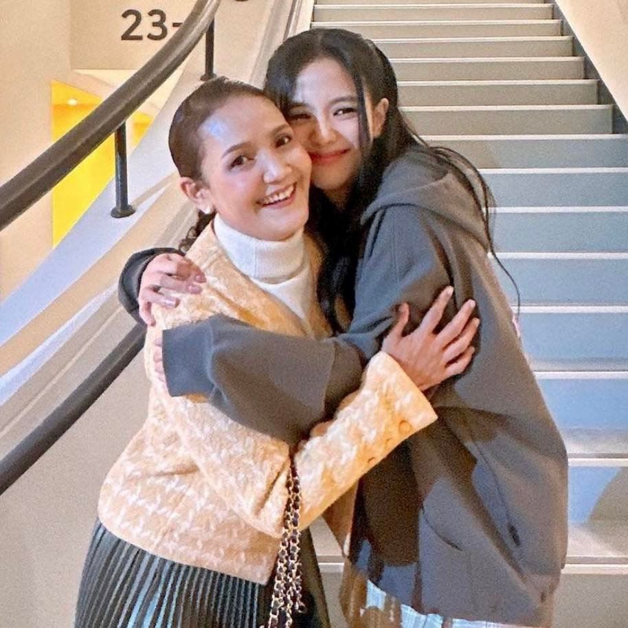 lisa妈妈和blackpink全员合照！追星的妈妈❤️