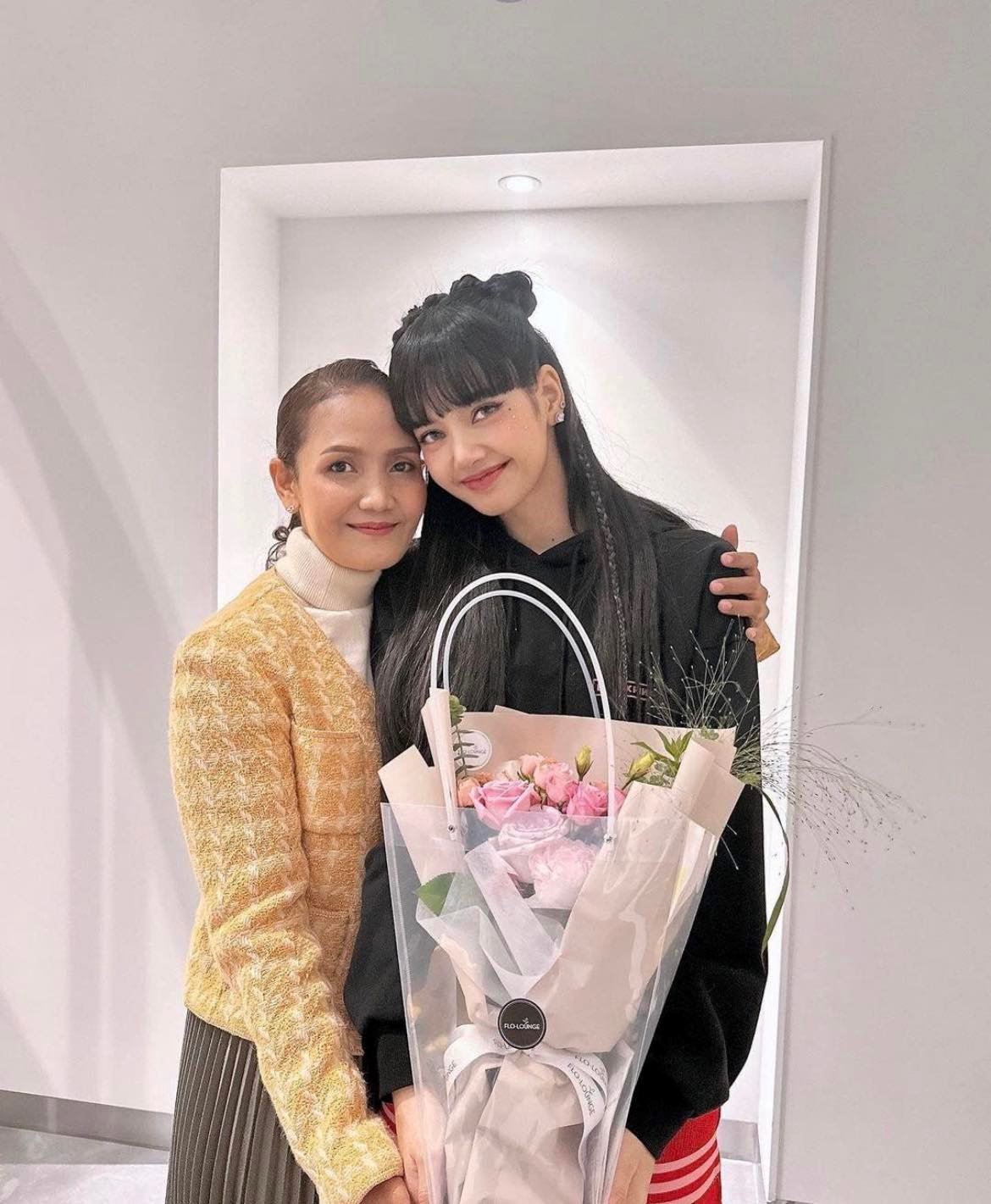 lisa妈妈和blackpink全员合照！追星的妈妈❤️