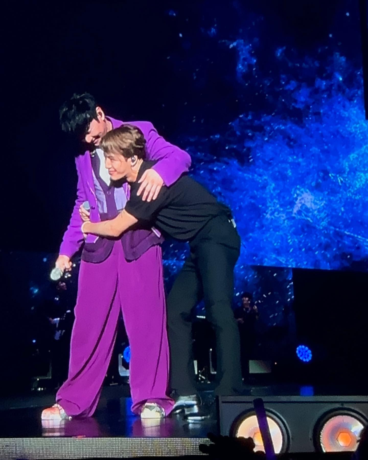 🇲🇾王嘉尔惊喜现身林俊杰演唱会！呈现同个拍照姿势❤️