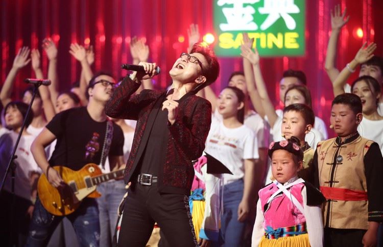 《歌手》总决赛邓紫棋帮唱华晨宇 黑裙侧面高衩开到腰 网友：没穿内裤？｜goxuan