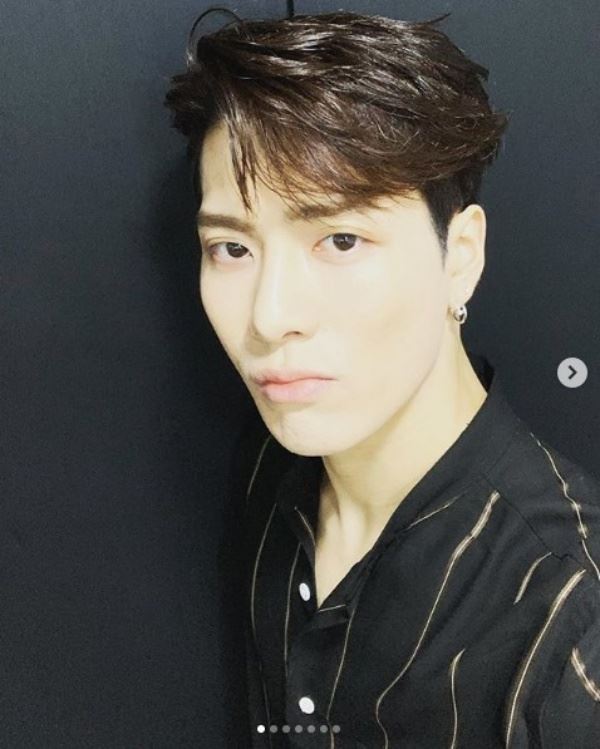 王嘉尔晒肌肉照！太诱人！他只有58公斤！