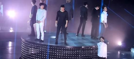 exo连两天在台北开唱 灿烈忘了站上升降台 d.o.世勋忍不住笑了 ｜ goxuan