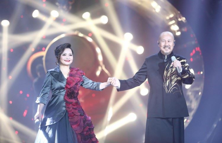 《歌手》总决赛邓紫棋帮唱华晨宇 黑裙侧面高衩开到腰 网友：没穿内裤？｜goxuan