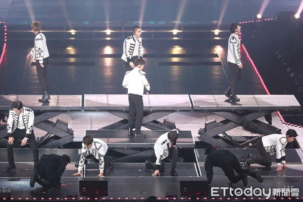 exo连两天在台北开唱 灿烈忘了站上升降台 d.o.世勋忍不住笑了 ｜ goxuan