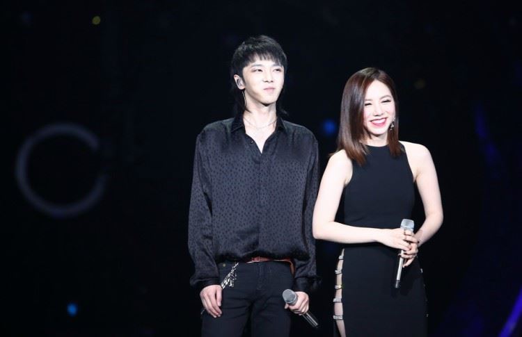 《歌手》总决赛邓紫棋帮唱华晨宇 黑裙侧面高衩开到腰 网友：没穿内裤？｜goxuan